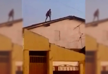 Desconhecido subiu no telhado, possivelmente drogado - Reprodução