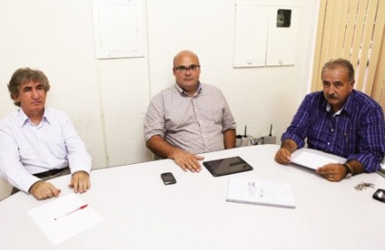 Nivaldo Gerotti, assessor da Secretaria de Governo; José Carlos, da Ega Consultoria e o secretário de Governo Walmir Arantes discutiram o estudo -