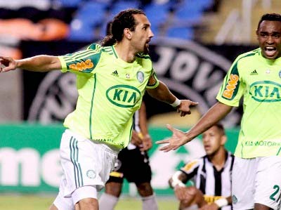Centroavante Barcos (esq.) comemora gol marcado no Rio de Janeiro -