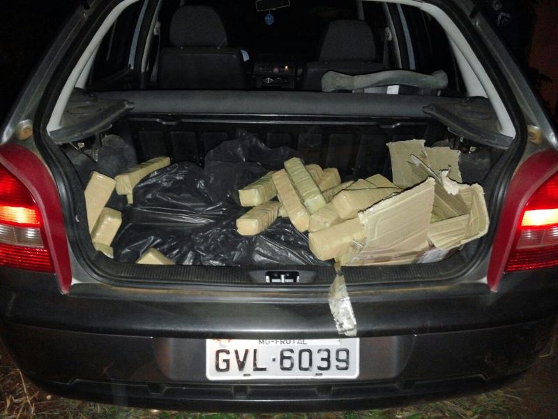 Carro foi parado com tiro no pneu - Policia Militar Rodoviária - BOP