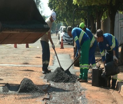 Empreiteira retomou obras e o conserto de ruas - Ana Cristina Santos/JP