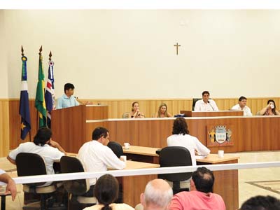 Vereadores que tentaram reduzir percentual de remanejamento recuaram e votaram a favor do projeto original -