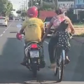 Ciclista foi flagrada pegando rabeira na traseira de moto em movimento.