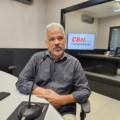 Colunista Adilson Trindade durante o Jornal CBN Campo Grande.