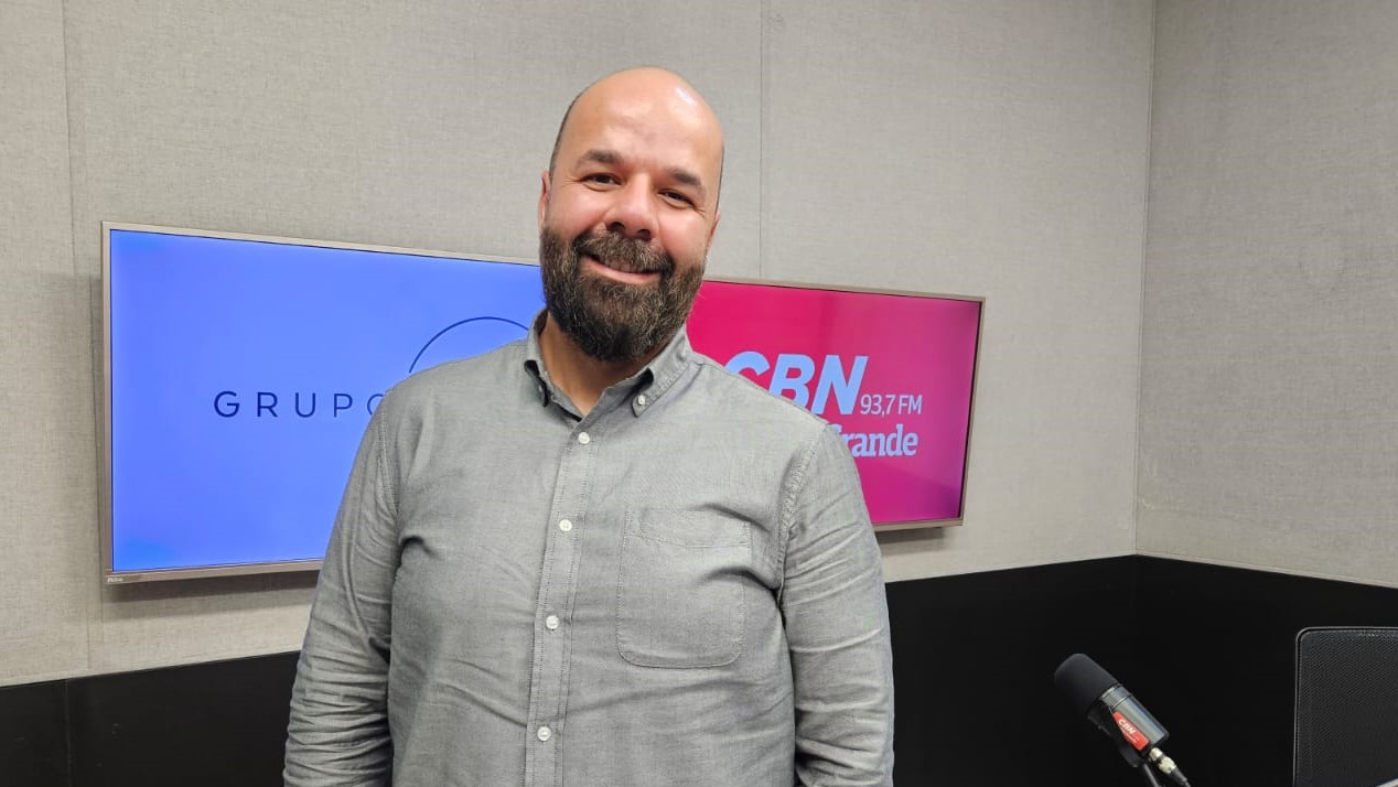 Alessandro Sisan no estúdio da rádio CBN Campo Grande