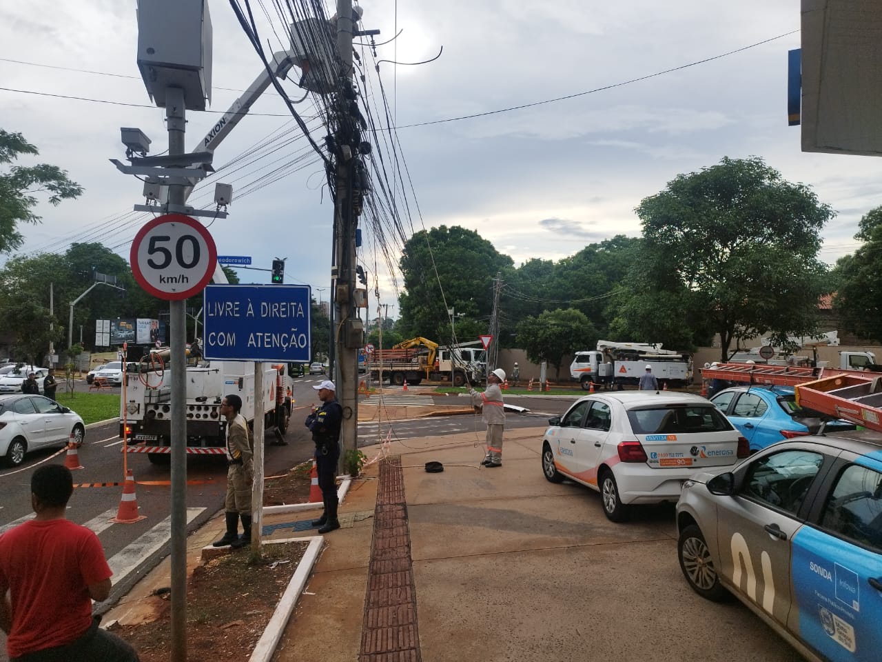 O trânsito na Rua Antônio Teodorowick precisou ser interditado