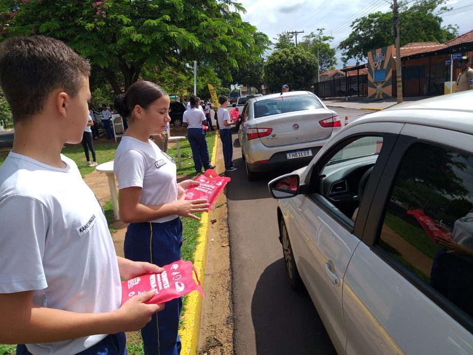 Durante a atividade, cerca de 50 motoristas foram abordados pelas crianças. | Divulgação / Prefeitura Municipal de Três Lagoas