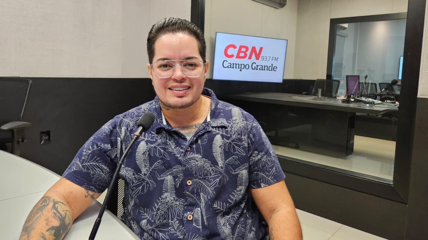 Carlos Eduardo Rodrigues no estúdio da rádio CBN Campo Grande