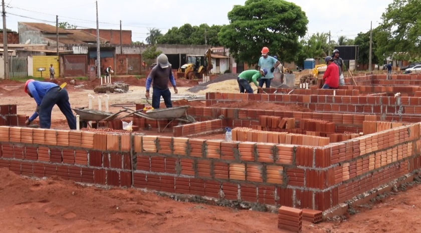 Empreiteira iniciou a construção de 50 unidades habitacionais no Jardim das Violetas