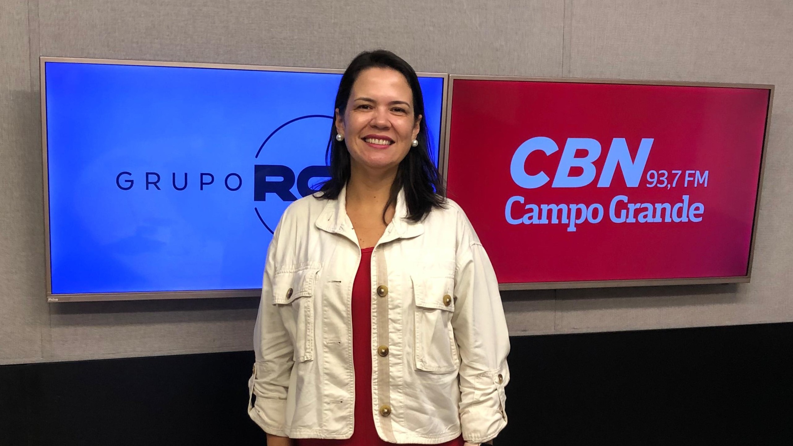 Reitora da UFMS no estúdio da rádio CBN Campo Grande