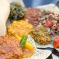 Um dos pratos mais emblemáticos é a injera, um pão achatado e esponjoso feito a partir do tef, o menor grão do mundo