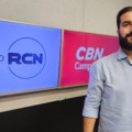 Dennis Rondina no estúdio da rádio CBN Campo Grande