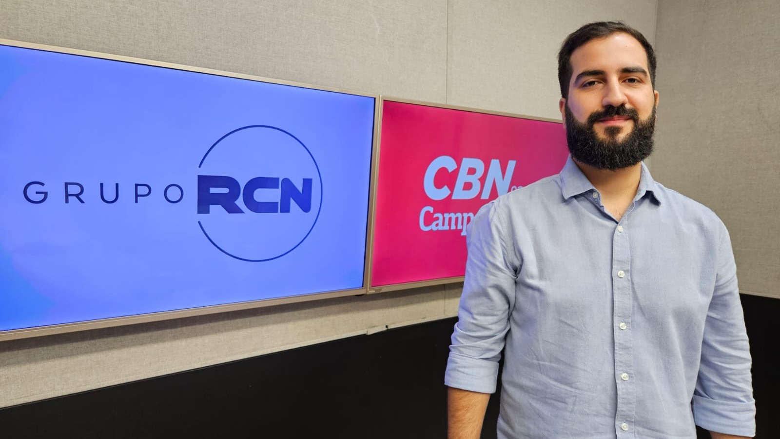 Dennis Rondina no estúdio da rádio CBN Campo Grande