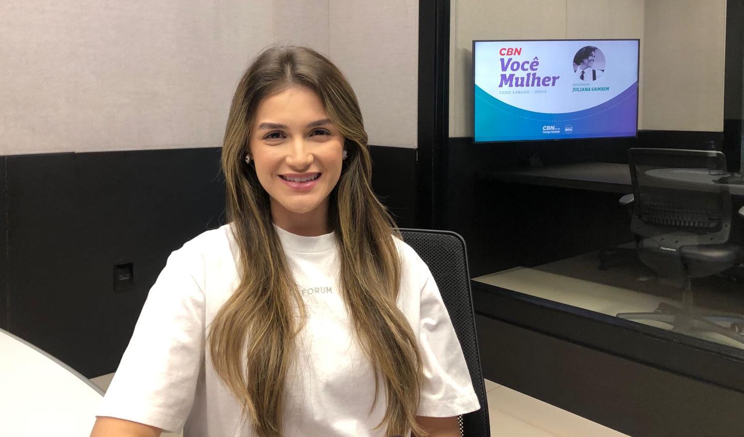 Médica Mariana Vilela nos estúdios da Rádio CBN Campo Grande