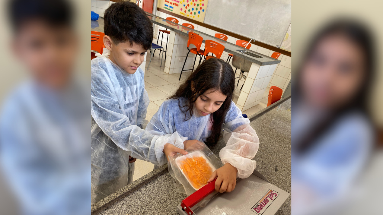 Após a criação da embalagem, os alunos realizaram um teste utilizando cenoura ralada, comprovando a eficácia da embalagem para preservação dos alimentos. | Arquivo / JP News