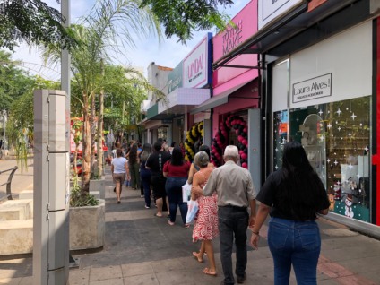 Fila de clientes se formou antes mesmo de loja de cosméticos abrir as portas na Rua 14 de Julho - Foto: Gerson Wassouf/CBN-CG