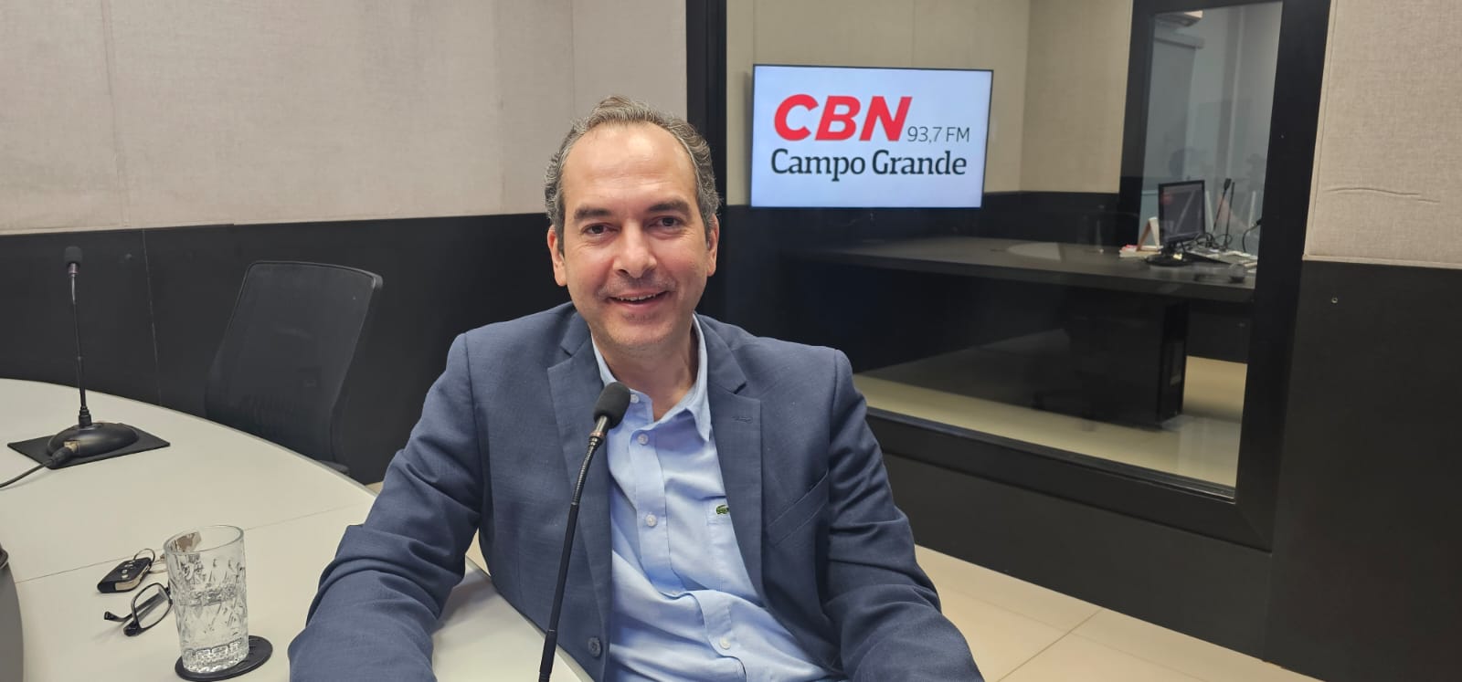 Flávio Freitas nos estúdios da Rádio CBN Campo Grande