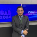 Lucas Rosa no estúdio da rádio CBN Campo Grande