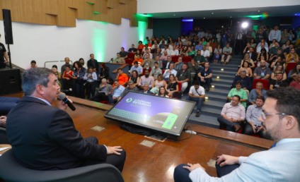 Governador Eduardo Riedel durante mesa redonda sobre transição energética e mercado de carbono | Foto: Divulgação/Governo de MS