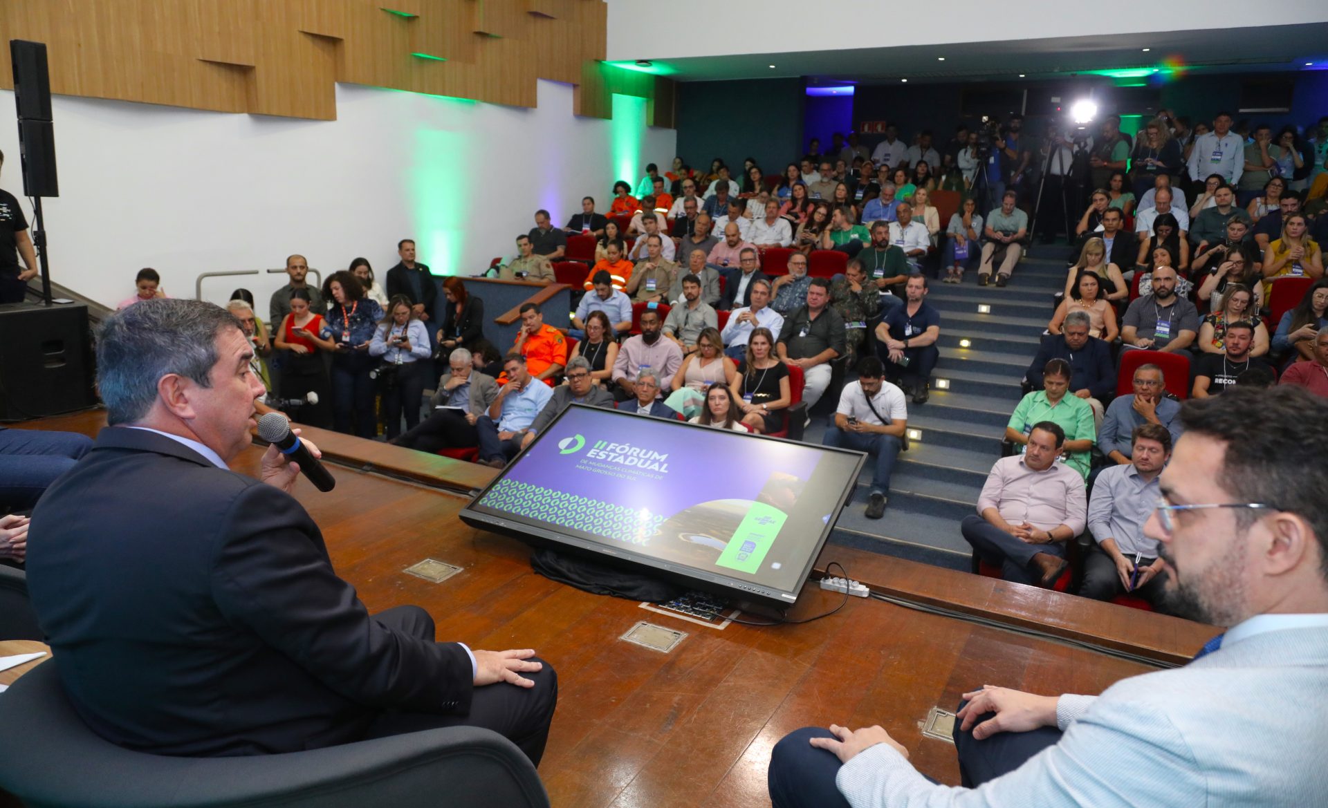 Governador Eduardo Riedel durante mesa redonda sobre transição energética e mercado de carbono