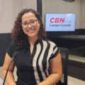 Giovana Brito, engenheira ambiental da Energisa nos estúdios da Rádio CBN Campo Grande