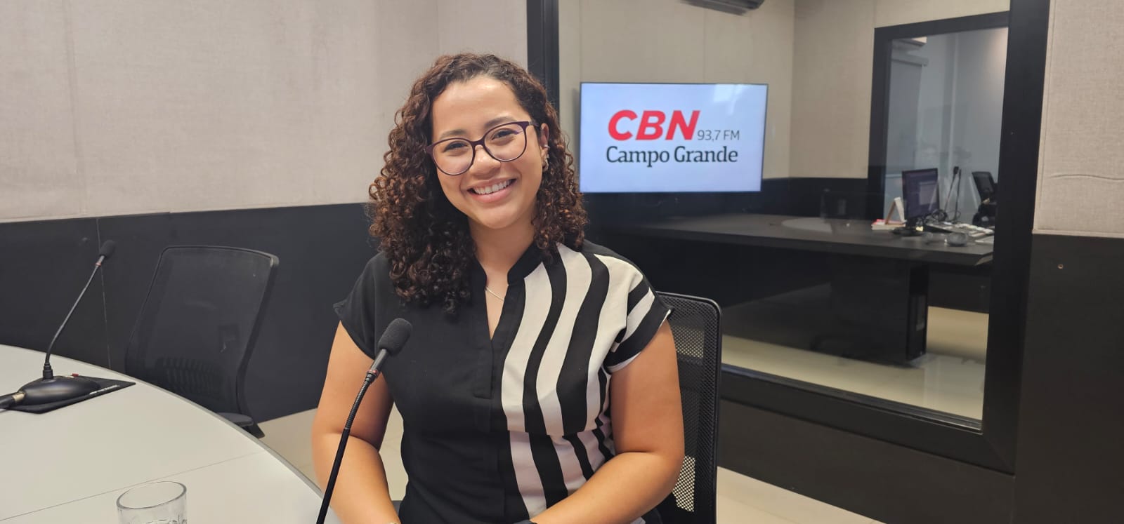 Giovana Brito, engenheira ambiental da Energisa nos estúdios da Rádio CBN Campo Grande | Foto: LSSCom/CBN-CG