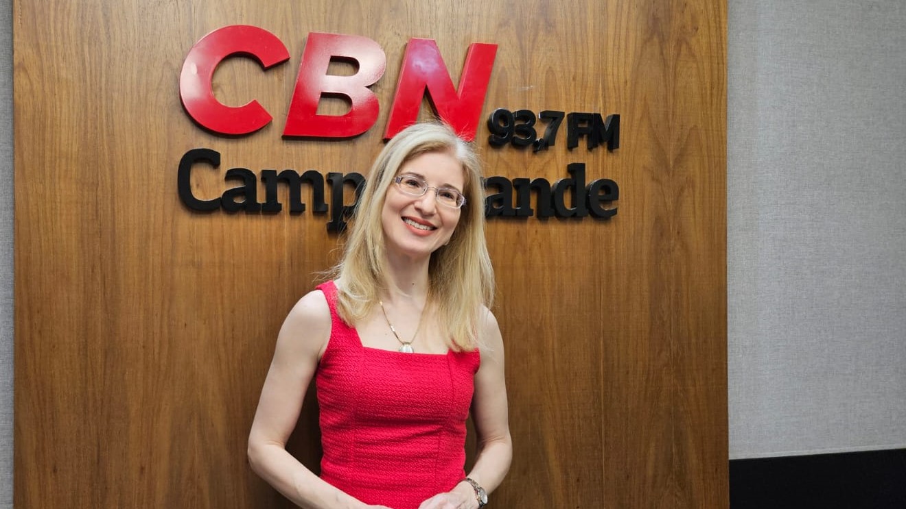 Jordana Duenha Rodrigues no estúdio da rádio CBN Campo Grande