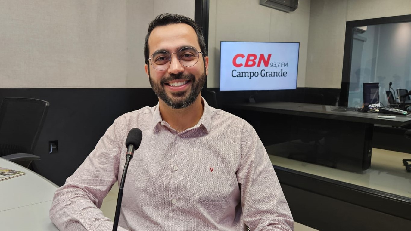 Leandro Tortosa no estúdio da rádio CBN Campo Grande