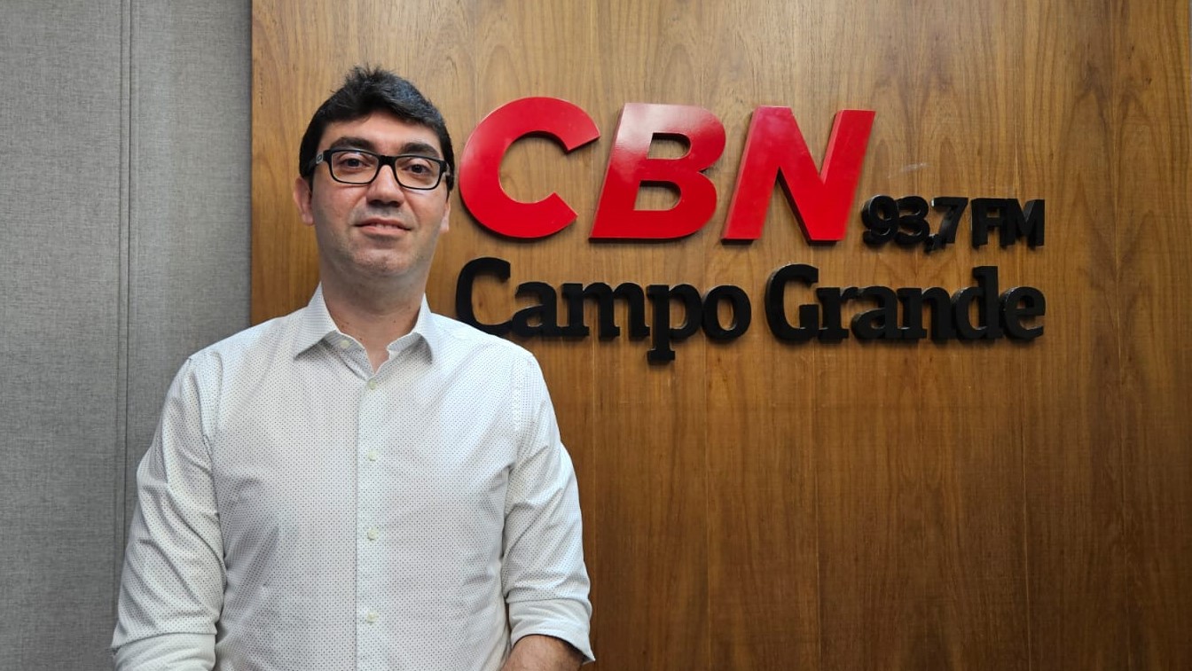 Lucas Zamperlini no estúdio da rádio CBN Campo Grande