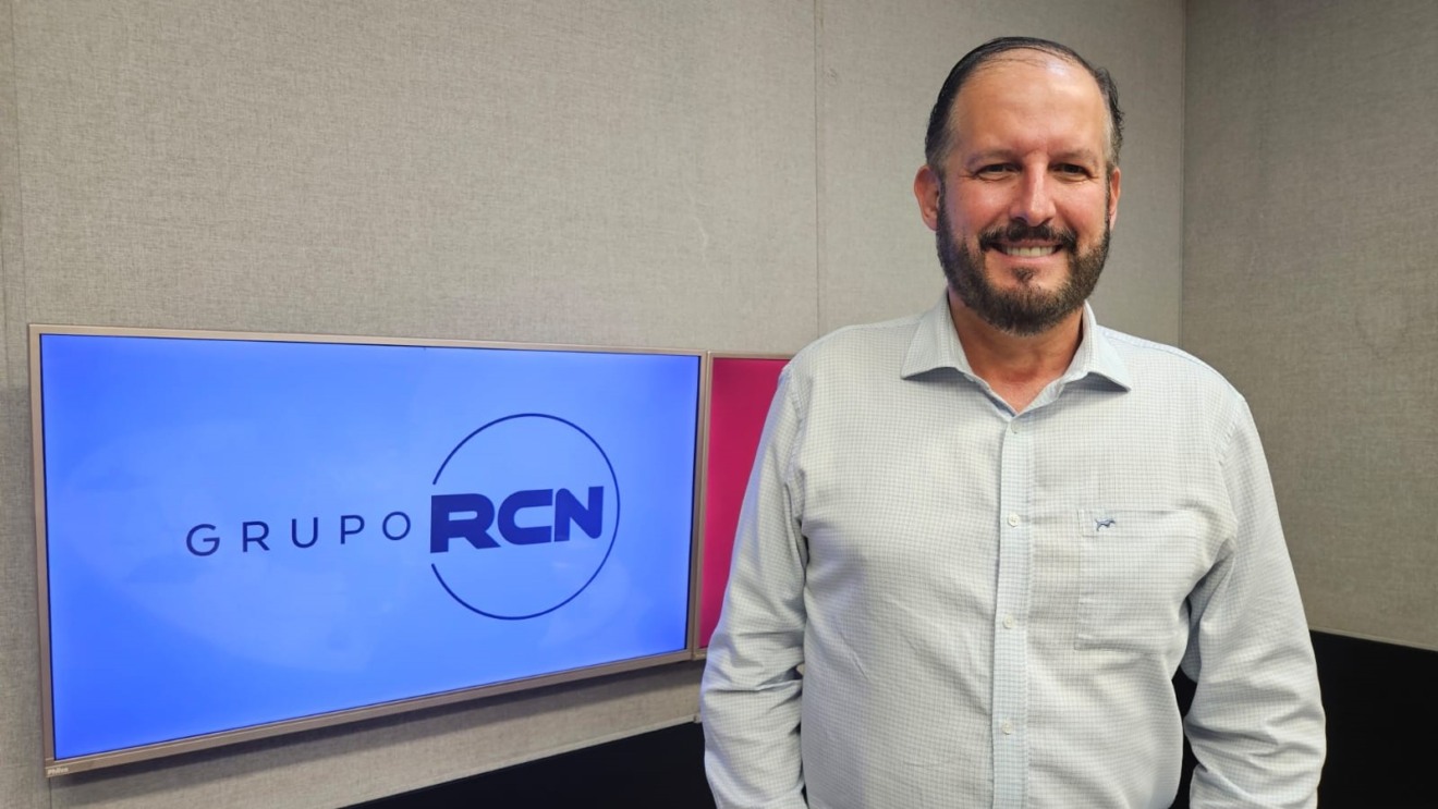 Luiz Octávio Pinho no estúdio da rádio CBN Campo Grande