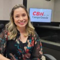 Mayara Yumi no estúdio da rádio CBN Campo Grande