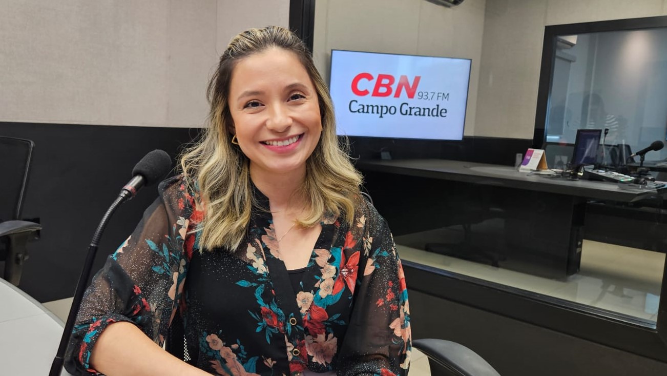 Mayara Yumi no estúdio da rádio CBN Campo Grande