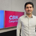 Moisés Tabosa no estúdio da rádio CBN Campo Grande 