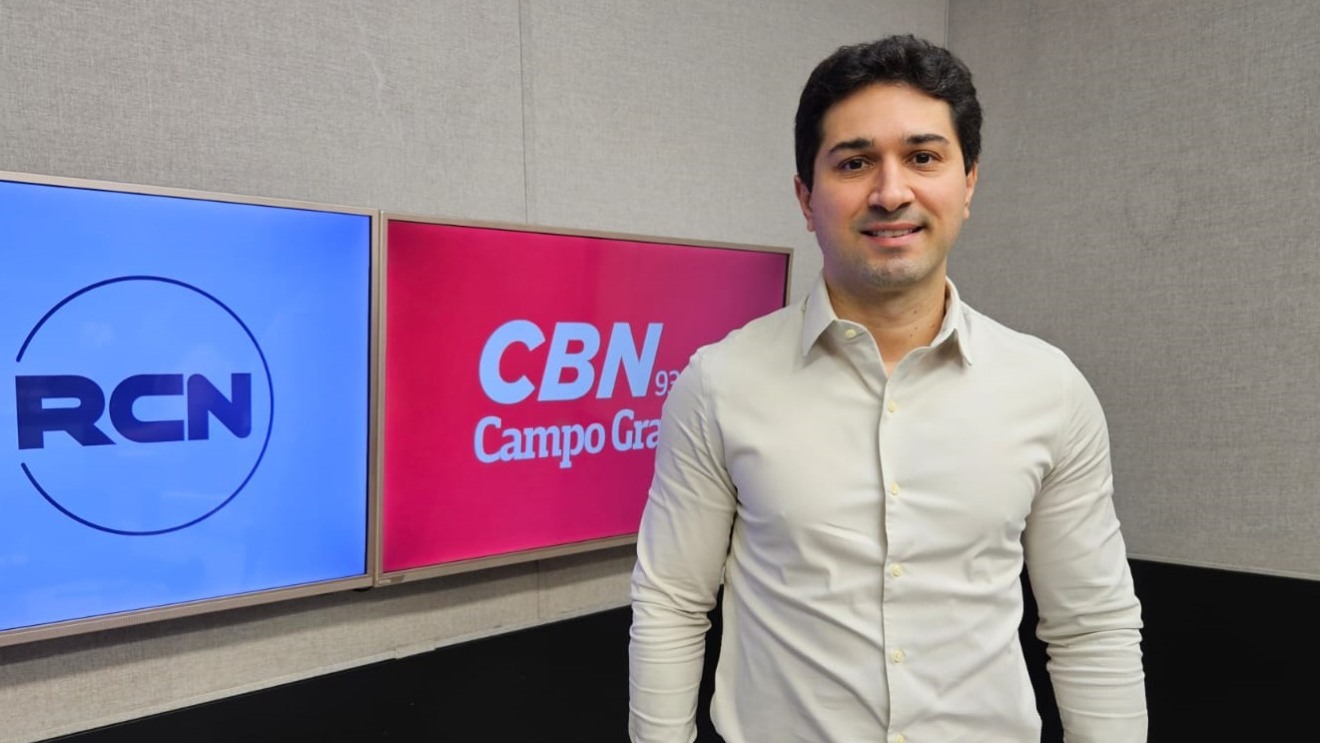 Moisés Tabosa no estúdio da rádio CBN Campo Grande 