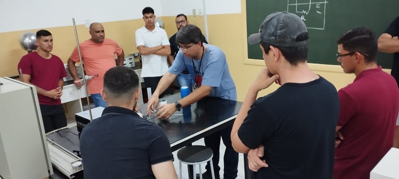 O curso realiza diversas aulas práticas que colaboram com a formação do futuro engenheiro de produção.