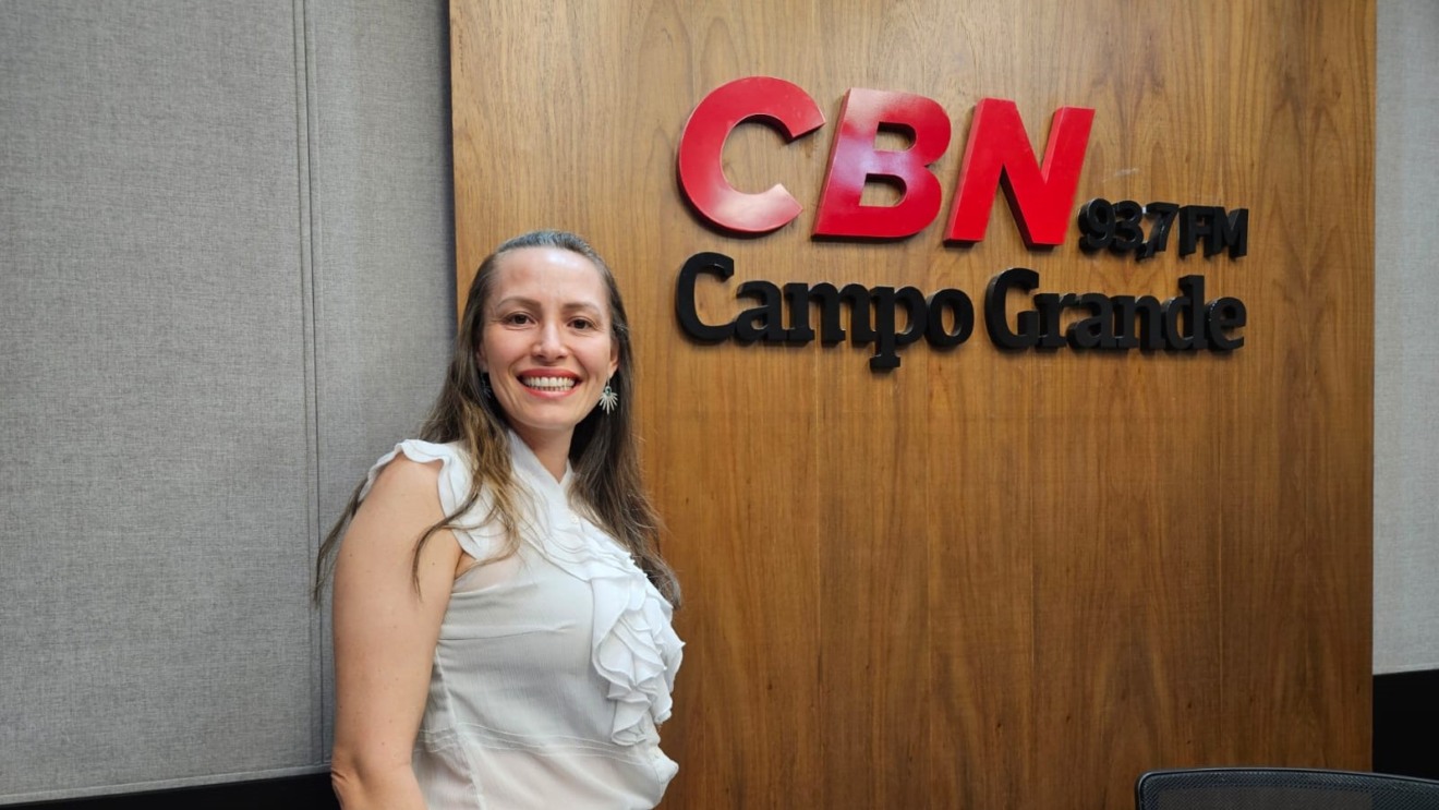 Paula Saldanha no estúdio da rádio CBN Campo Grande