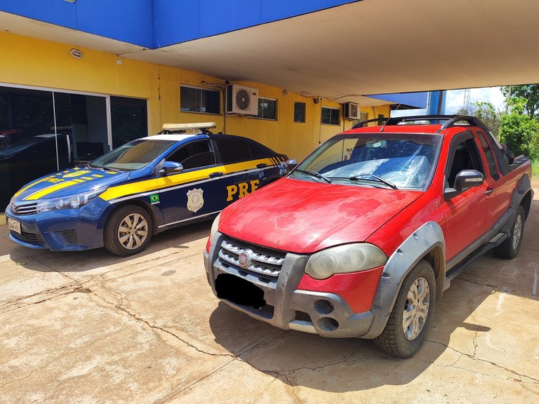 A PRF descobriu que a pickup possuía registro de roubo no interior da Bahia, no inicio do mês, e placas falsas.