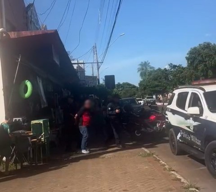 Menor aprendiz chama PM para patrão após ser beijada a força