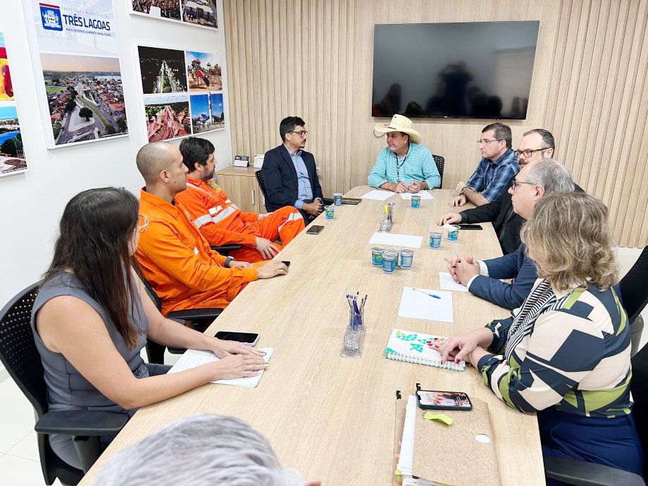 Reunião entre representantes da Petrobras e prefeitura.