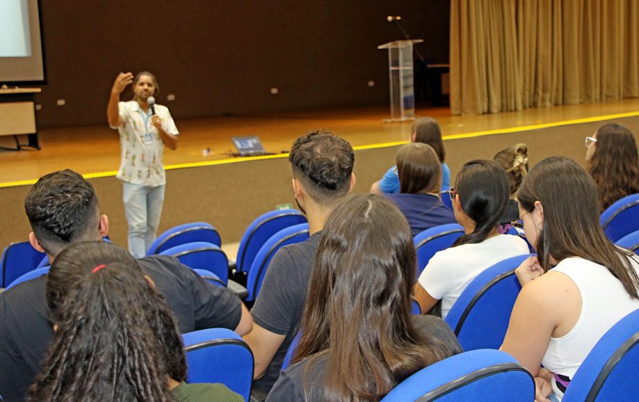 Com o tema “A sua consulta tem cor?”, os eventos reuniram profissionais de saúde, estudantes e a comunidade