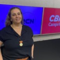 Tatiana Robaina no estúdio da rádio CBN Campo Grande