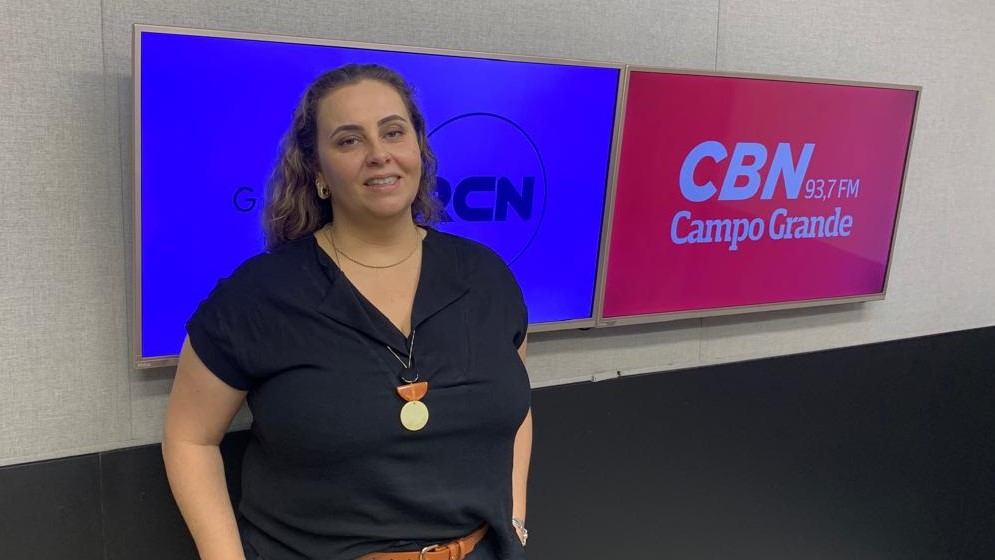 Tatiana Robaina no estúdio da rádio CBN Campo Grande