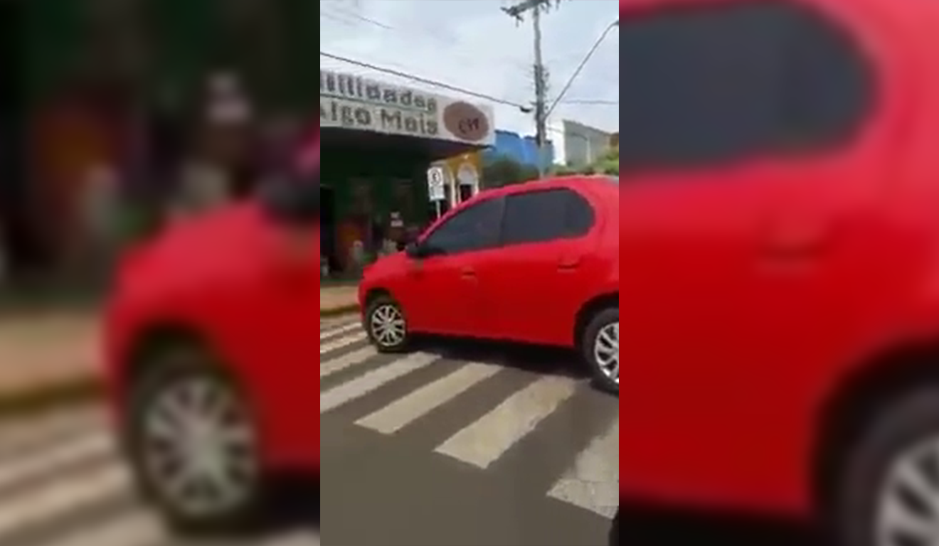 Veículo permaneceu por alguns minutos sobre a faixa, enquanto a mulher gritava palavras de protesto.