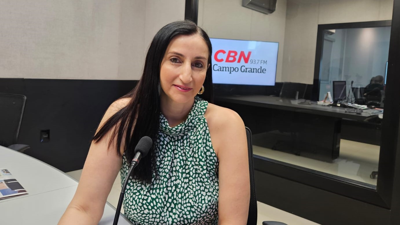 Veruska Lahdo no estúdio da rádio CBN Campo Grande