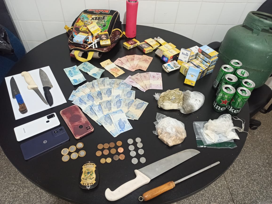 No local de ponto de venda de drogas foi apreendido dinheiro, maconha e cocaína com características de preparo para venda.