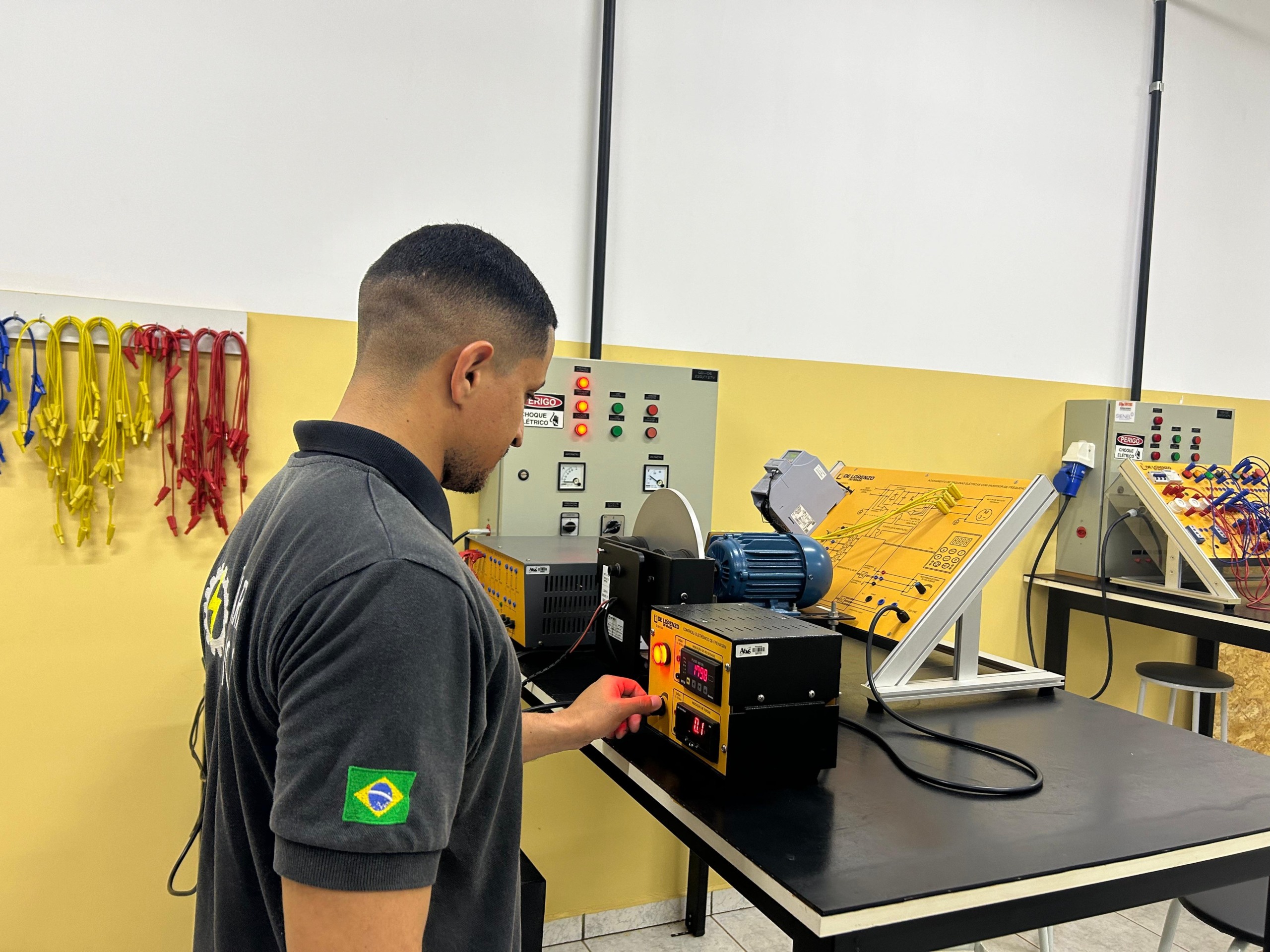 Estudante Thiago dos Santos afirma aprender toda a matéria na prática.