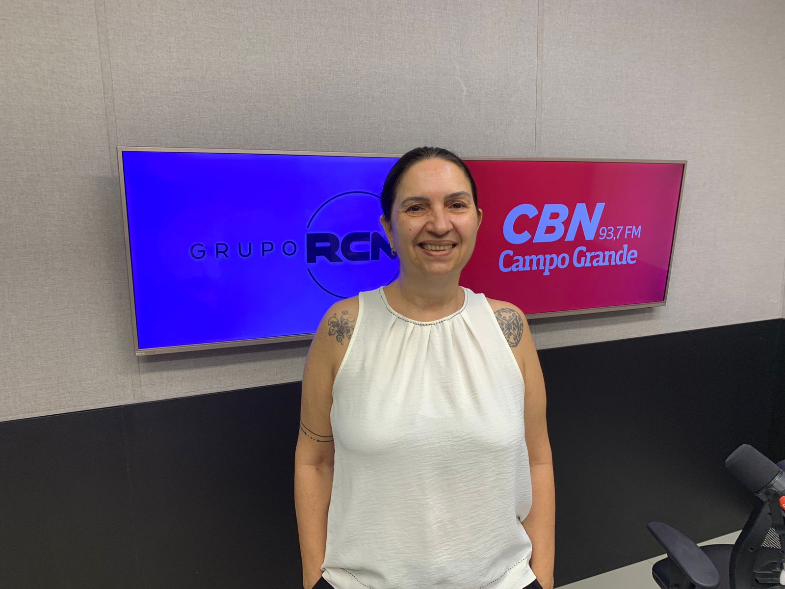 Maria Alice nos estúdios da Rádio CBN Campo Grande