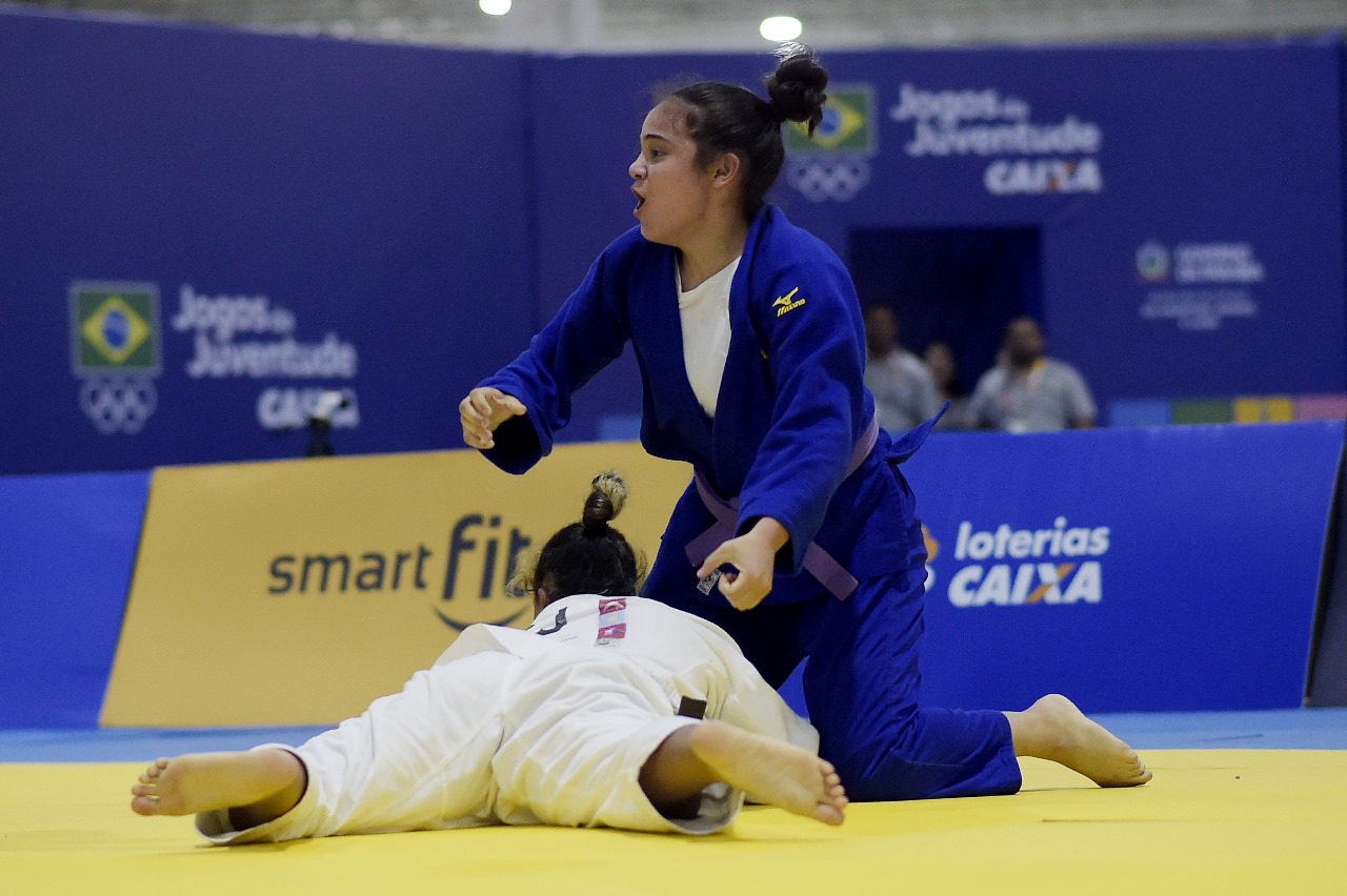 Mariana Piveta Giachini, de 16 anos, conquistou o ouro na categoria até 70 quilos