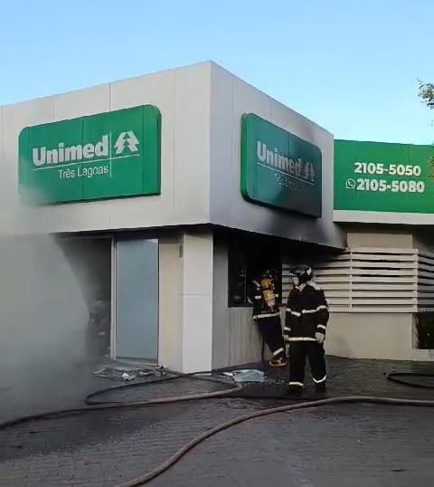 Fogo destruiu materiais elétricos e não havia ninguém, no momento do incidente.