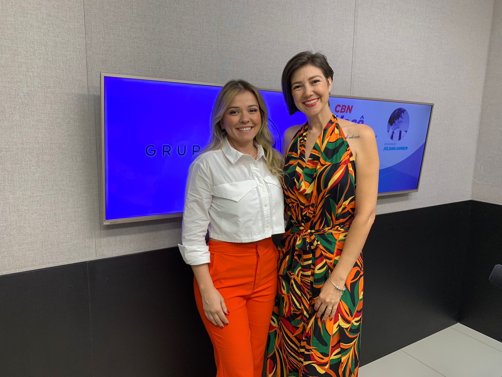 Letícia Meyer e Juliana Gambim no estúdio CBN CG.